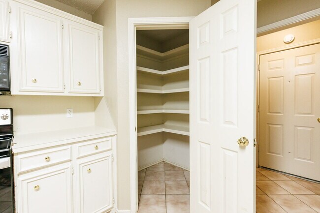 Building Photo - Welcome to this Spacious 2-Bedroom Home!