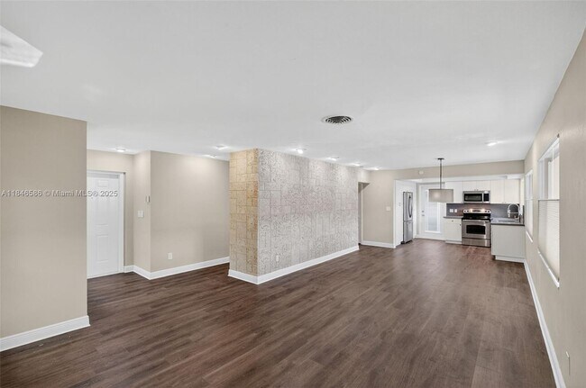 Building Photo - 539 Menendez Ave