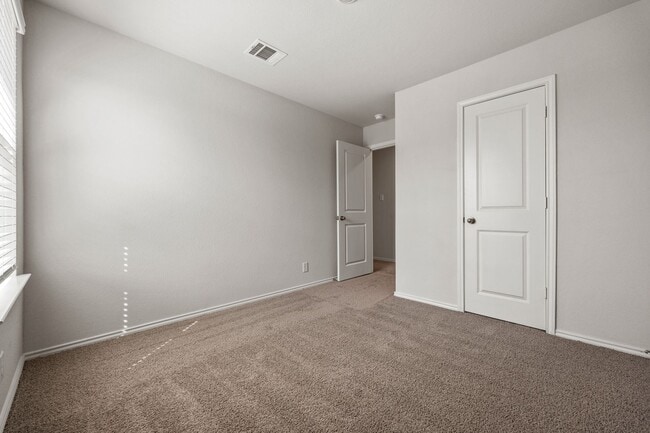 Building Photo - Spacious 4 Bed / 2.5 Bath Home – 2,243 Sq Ft + Resort-Style Amenities