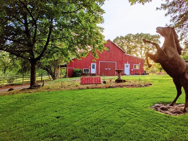 Building Photo - Beautifully Renovated 5 Bedroom Farmhouse outside of Newberg