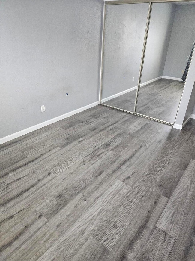 Building Photo - 815 E Grovers Ave