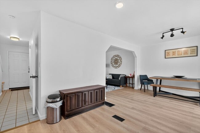 Building Photo - Gorgeous Newly Renovated 3 BR, 2.5 BA Town...