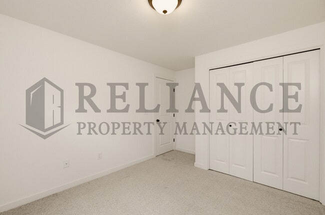 Building Photo - 5240 N Pinecrest Ct