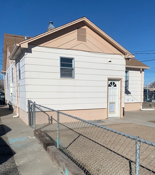 Building Photo - 920 E 7th St