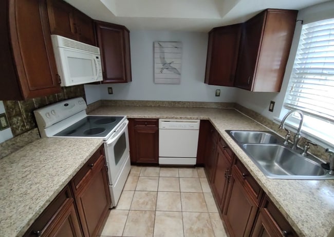 Building Photo - Charming 2 Bedroom/2 Bathroom with Sunroom...