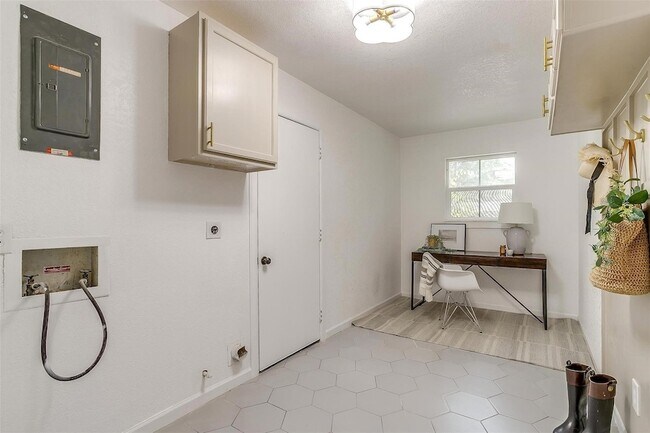 Building Photo - 1701 Larkspur Dr