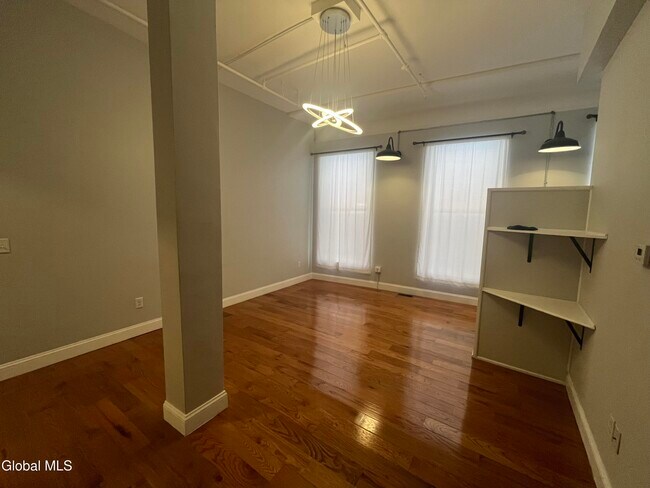 Building Photo - 37 Maiden Ln