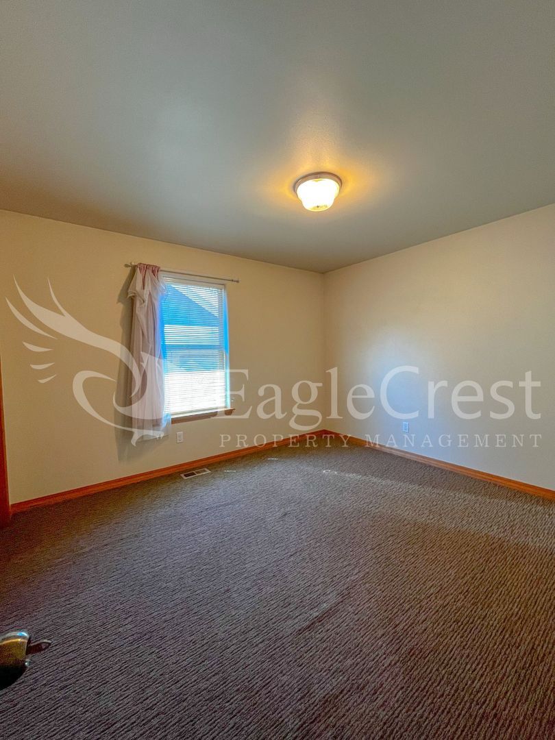 Building Photo - Large 6-Bedroom Whitman Neighborhood House; *Half Off 2nd Month Rent*