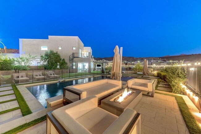 Building Photo - Distinctive Fully Furnished Estate in The Canyons!
