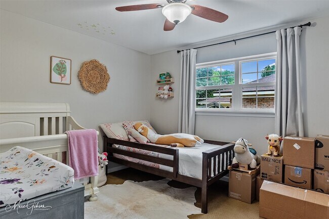 Building Photo - 7440 Camelback Dr