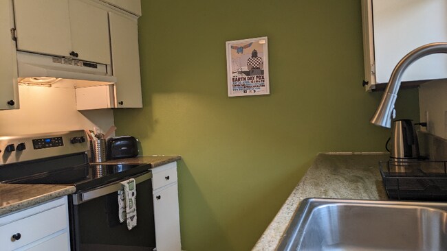 Building Photo - 1524 NE Junior St