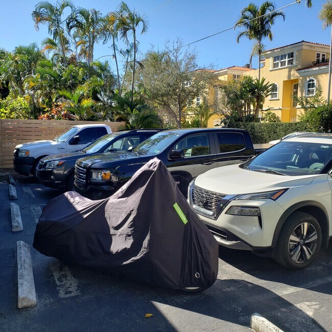 Building Photo - 832 NE 16th Ter