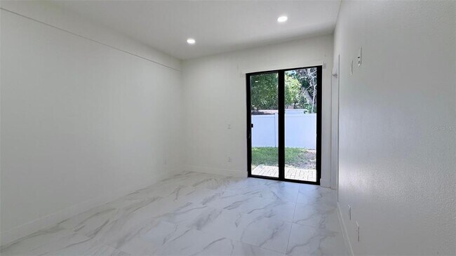 Building Photo - 4106 N Thatcher Ave
