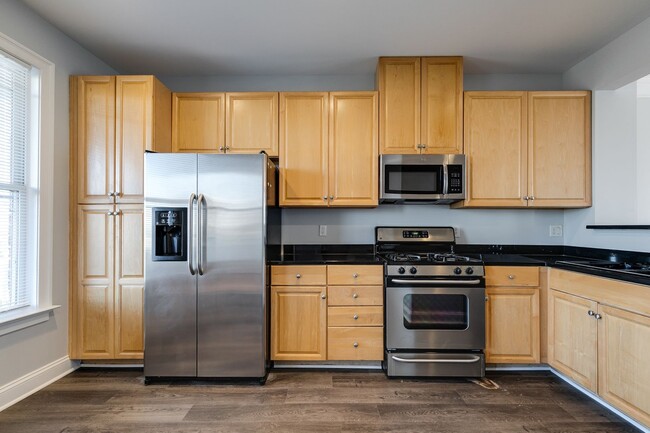 Building Photo - 3 Bedroom Townhome in Oregon Hill!