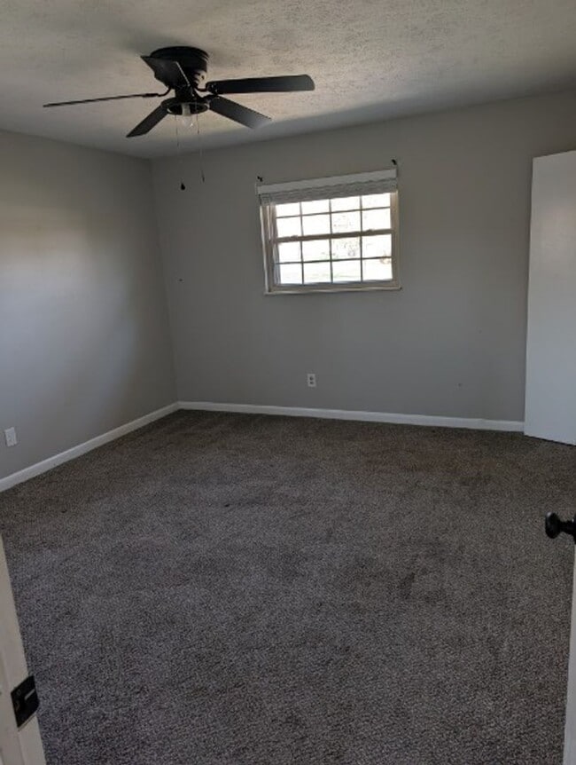 Building Photo - Spacious 2-Bedroom, 1-Bath Apartment Near Karns – Quiet Living with a Large Yard