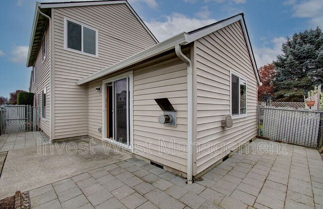 Building Photo - 3020 NE 116th Ave