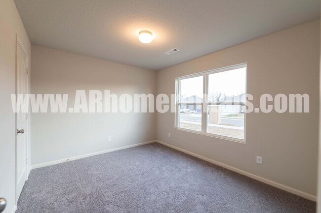 Building Photo - Spacious Newer Home!