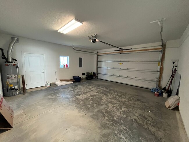 Building Photo - 4 Bedroom, 3.5 Bath Condo in Coveted Spenc...