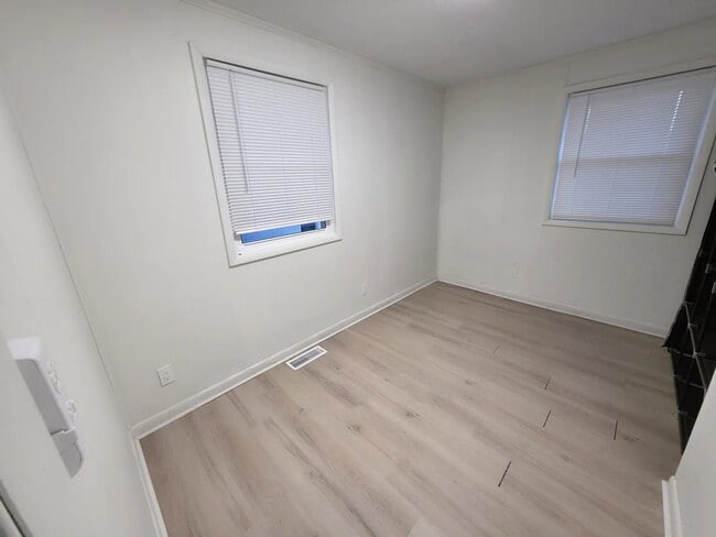 Building Photo - 605 Hale St
