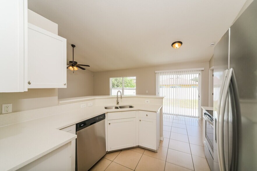 Building Photo - 330 Medina Ct