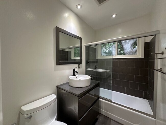 Building Photo - Completely remodeled and located on a quiet tree lines street in a beautiful pocket of Winnetka