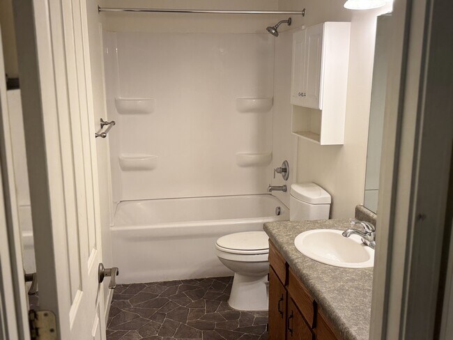 Building Photo - 1484 Whispering Ct