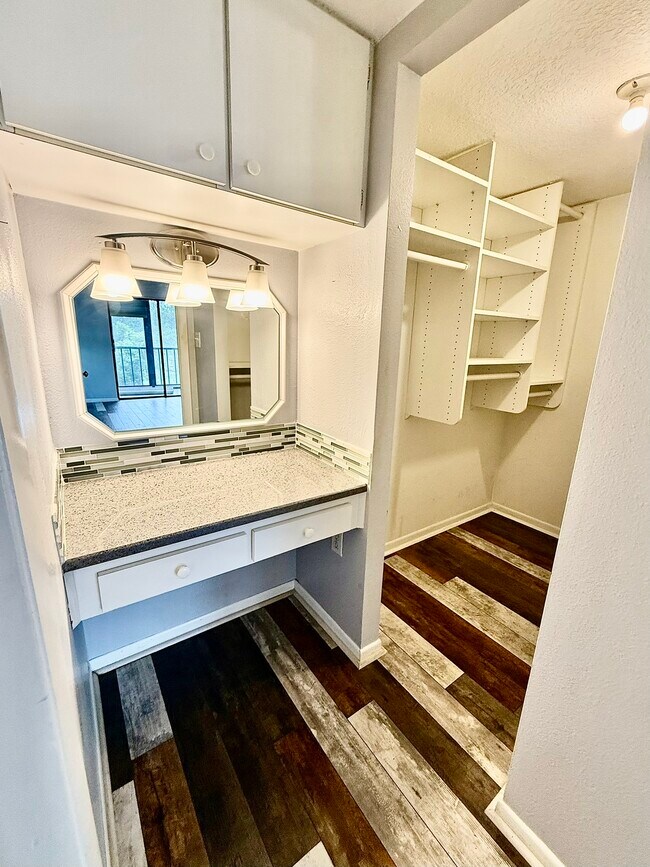 Building Photo - 2800 Cove Cay Dr