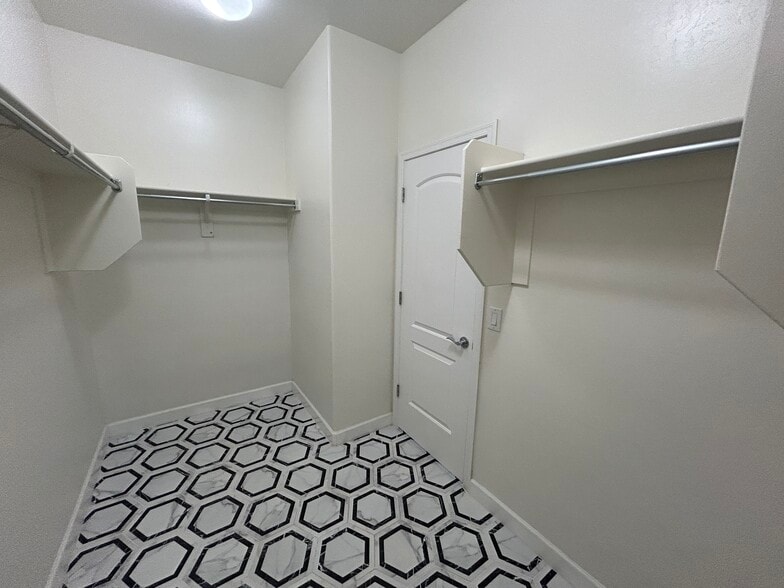 Building Photo - 10765 W Avenida del Rey