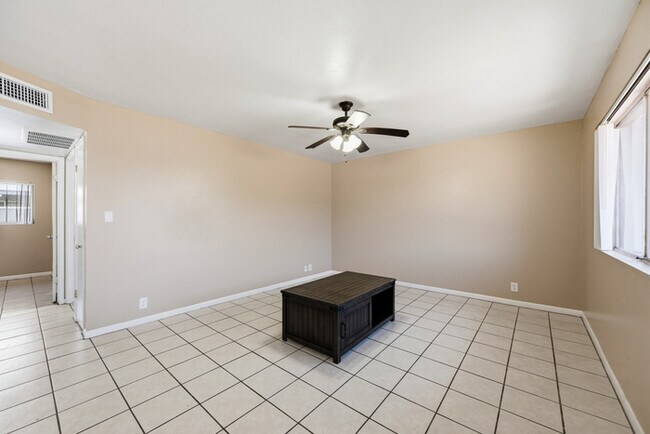 Building Photo - Centrally Located Townhome