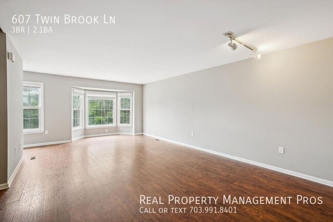 Building Photo - 607 Twin Brook Ln