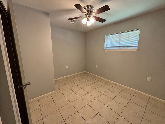 Building Photo - 6450 Nicole Ln
