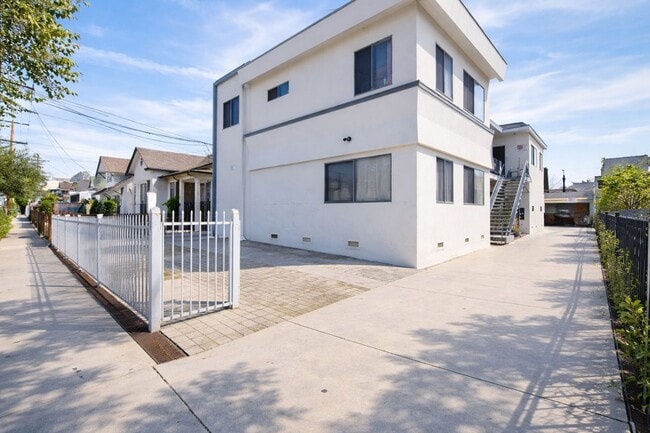 Building Photo - 1224 Normandie Ave