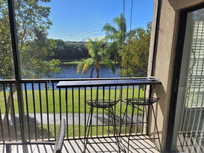 Building Photo - 2200 S Cypress Bend Dr