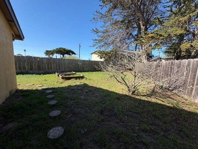 Building Photo - Lovely home in Marina available NOW!