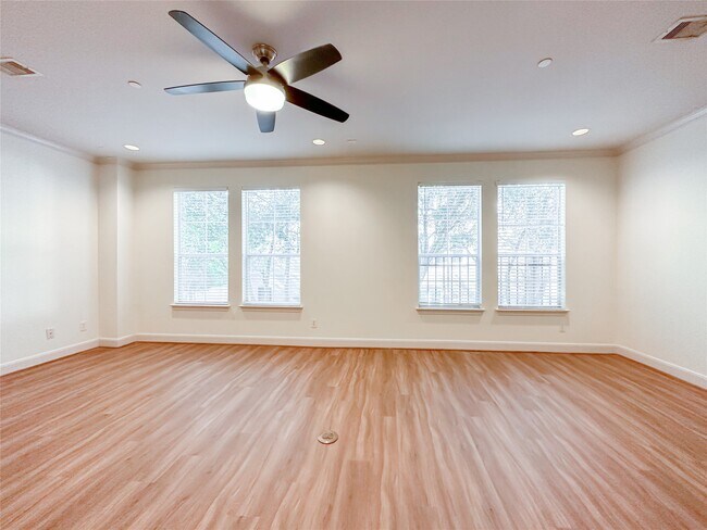 Building Photo - 3001 Murworth Dr