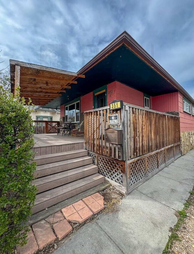 Building Photo - PET FRIENDLY 1 BEDROOM UNIT. INCLUDES UTILITIES AND STORAGE