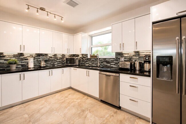 Building Photo - 909 N 13th Ct
