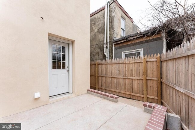 Building Photo - 1906 N Lawrence St