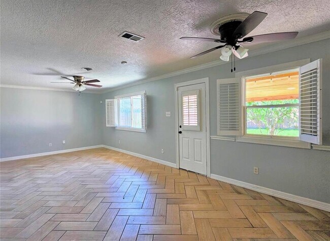 Building Photo - 2527 Willowby Dr