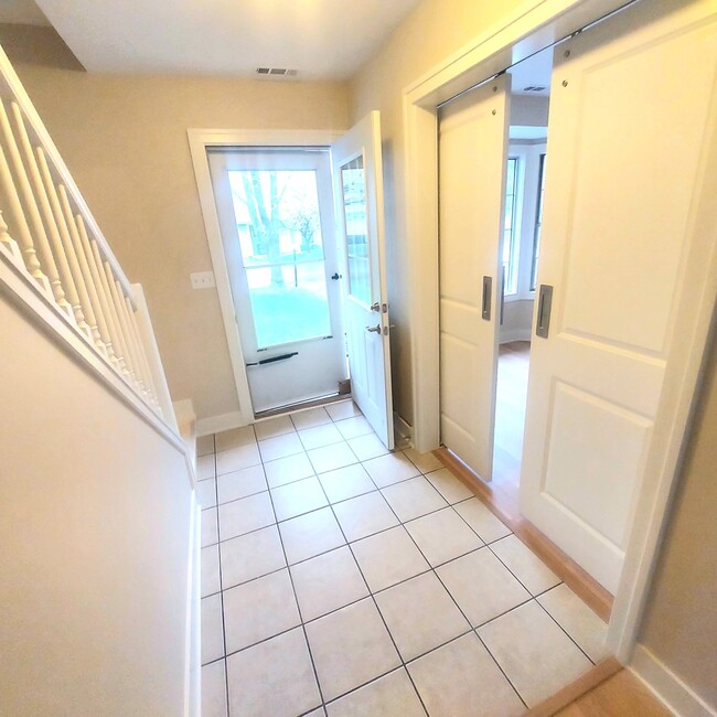 Building Photo - 617 Yale Ln