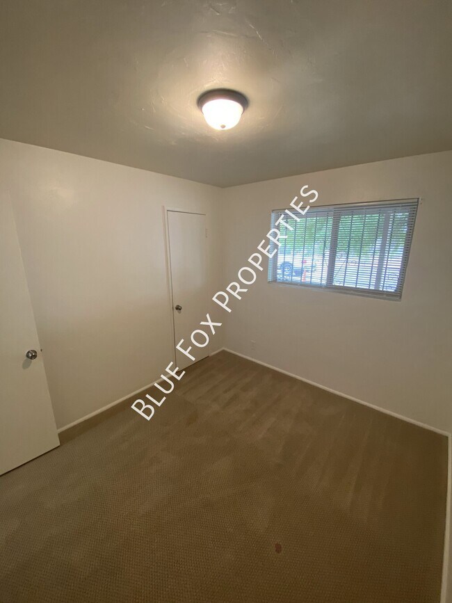 Building Photo - 3807 E Dover Stravenue