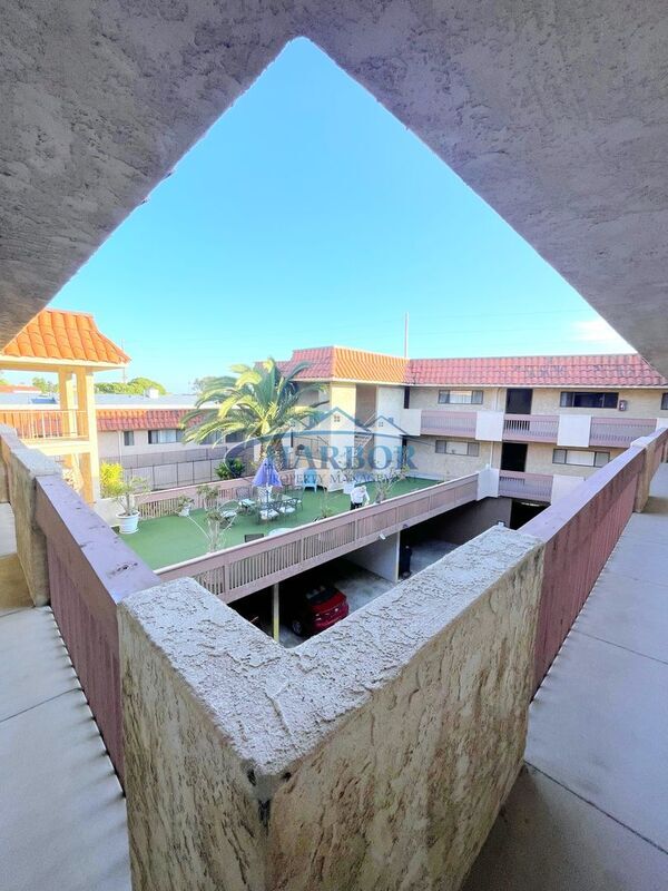 Building Photo - 949 W 26th St