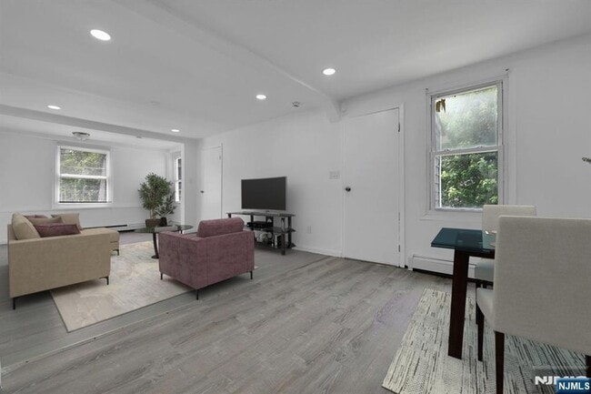 Primary Photo - 244 White St
