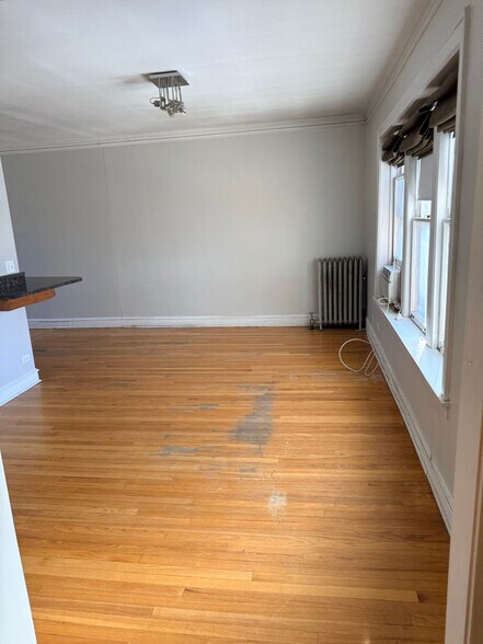 Building Photo - 1750 W Granville Ave