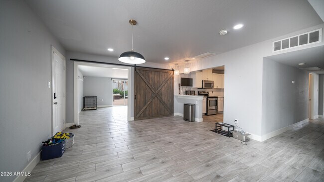 Building Photo - 717 E Palmaire Ave