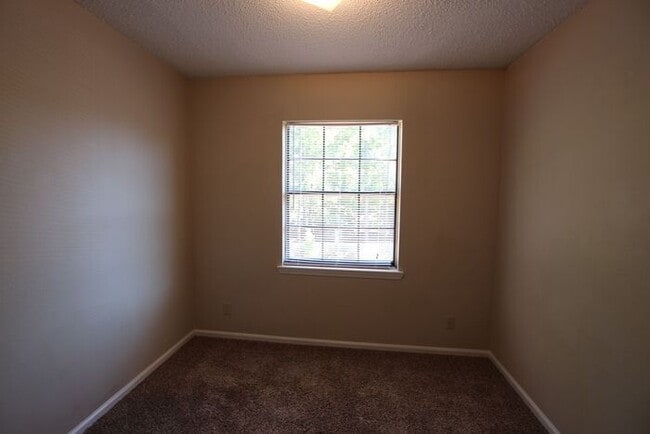 Building Photo - Available Now! 3 bedroom 2.5 bath townhome...