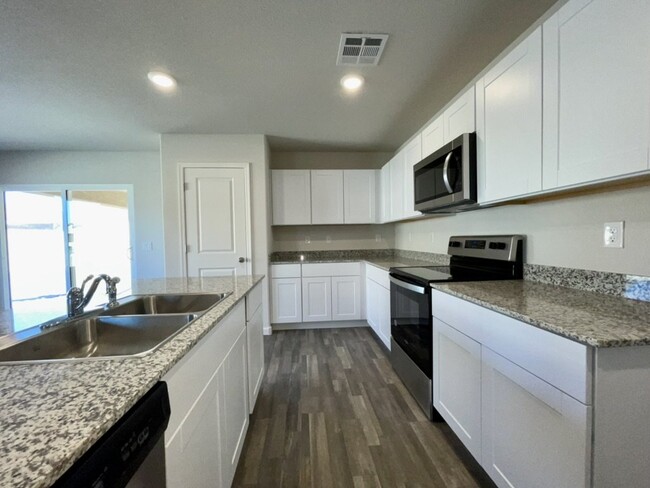 Building Photo - MOVE IN SPECIAL!! 4 bed 2 bath 2 car garag...