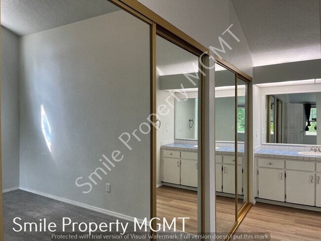 Building Photo - Spacious 5 bedrooms house in Beaverton
