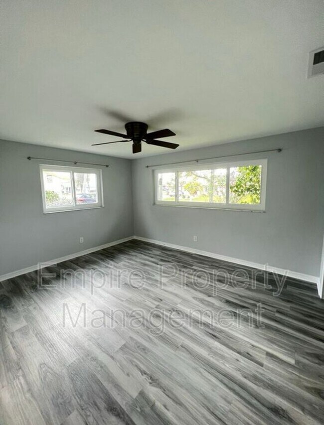 Building Photo - 2 Bedroom 1 Bathroom with fenced yard