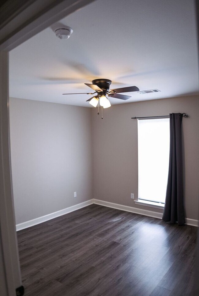 Building Photo - Beautiful home ready!